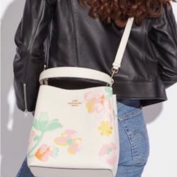 Sold! NWT Coach C8609 Town Bucket Bag With Dreamy Land Floral Print - Picture 3 of 11